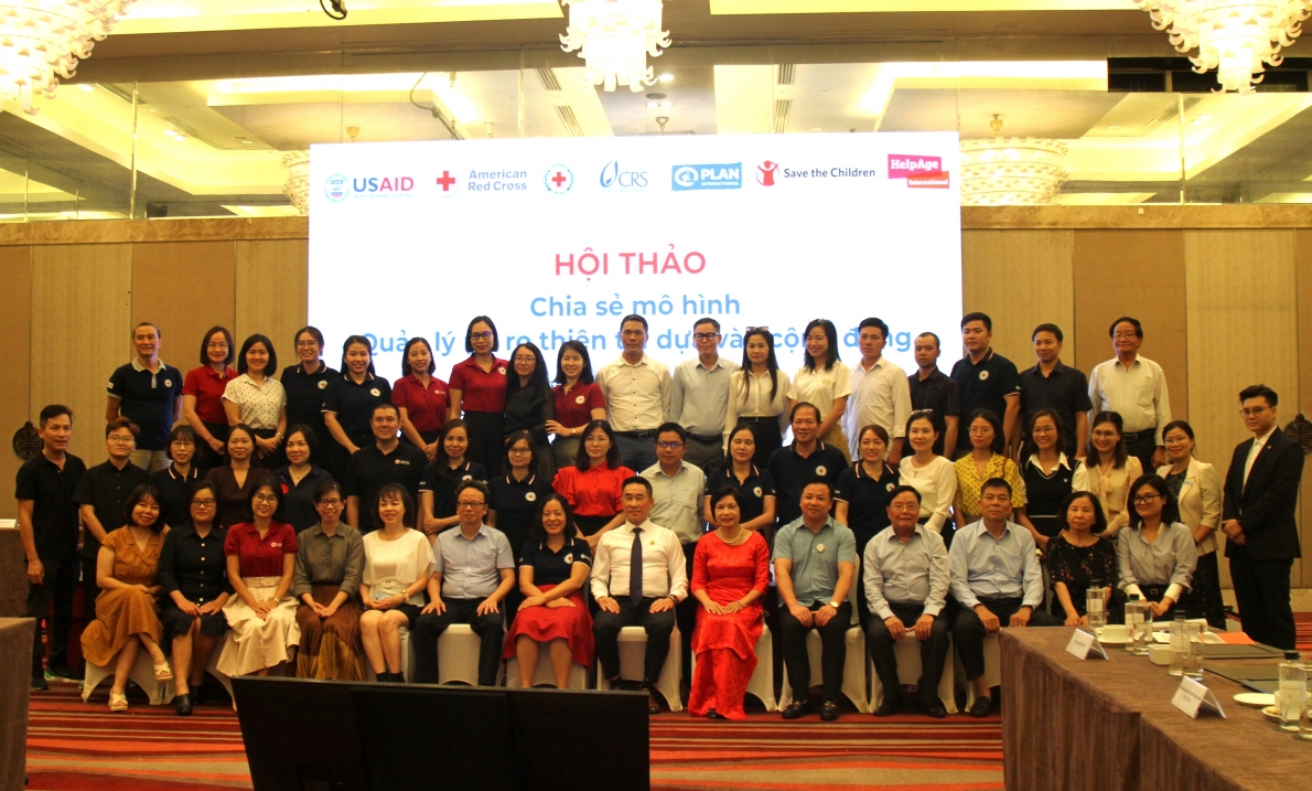 Các đại biểu chụp ảnh lưu niệm