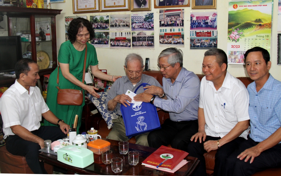 Đoàn công tác Trung ương Hội và Hội NCT TP Hà Nội tặng quà cụ Vũ Quốc Kinh ở phường Tràng Tiền, quận Hoàn Kiếm.