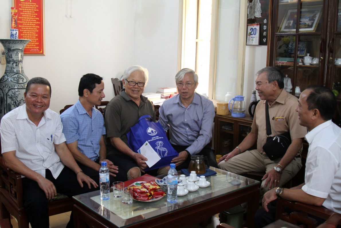 Đoàn công tác Trung ương Hội và Hội NCT TP Hà Nội tặng quà ông Vũ Thái Dương ở phường Trần Hưng Đạo, quận Hoàn Kiếm.