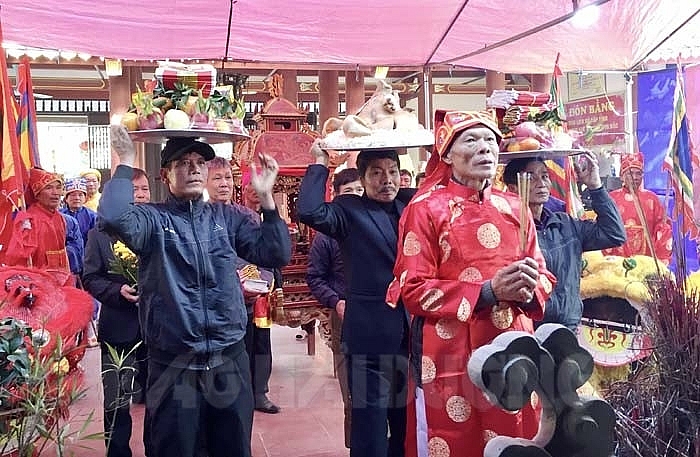 Những người trình lão dâng lễ thành hoàng làng 