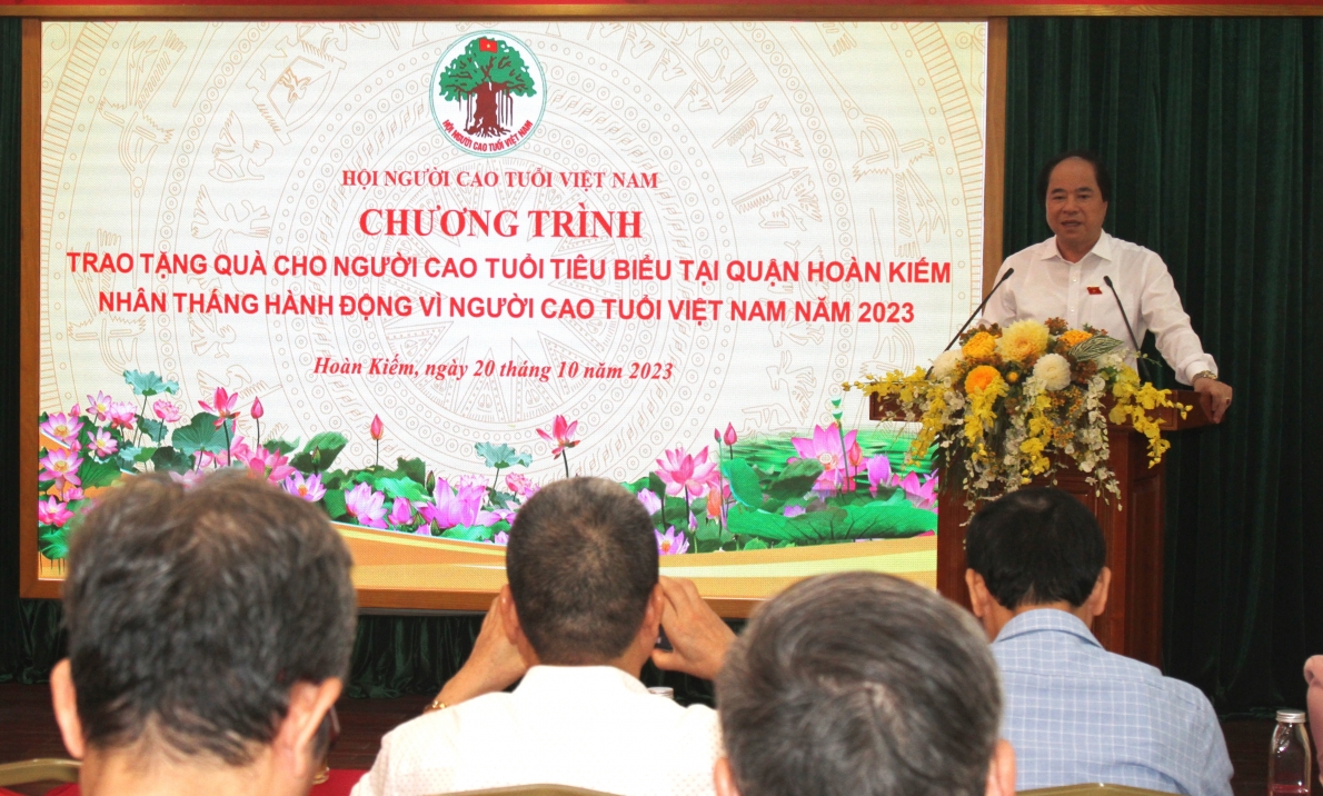 Phó Chủ tịch Trương Xuân Cừ phát biểu tại buổi trao quà NCT tiêu biểu quận Hoàn Kiếm, TP Hà Nội