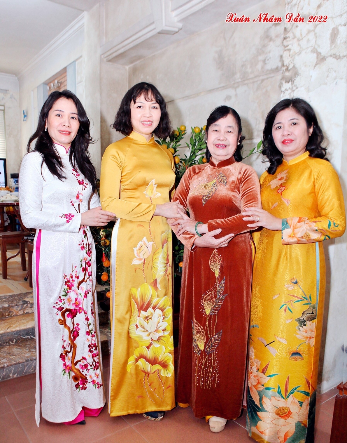 Bà Nguyễn Thị Vinh Quy (thứ hai từ trái sang) cùng con gái và 2 con dâu