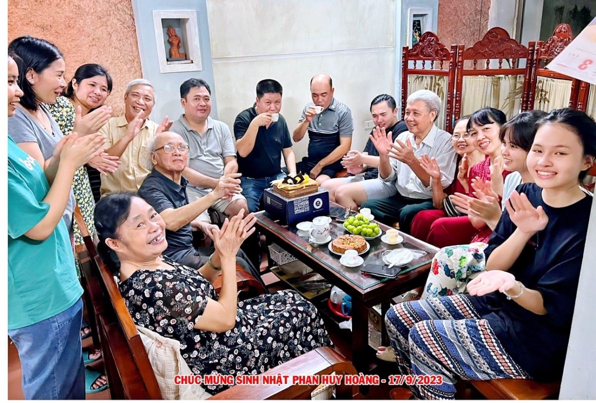 Gia đình bà Nguyễn Thị Vinh Quy chúc mừng sinh nhật một thành viên trong gia đình