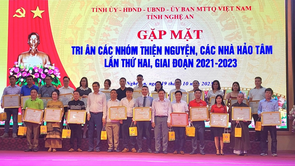 Nghệ An: Ủy ban MTTQ  tặng Bằng khen cho CLB Tennis Báo chí