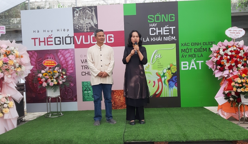 Cặp đôi vợ chồng họa sĩ Hà Huy Hiệp, cô giáo Lê Thị Hồng Hạnh Ảnh 2: Khách đến chiêm ngưỡng tranh của họa sĩ Hà Huy Hiệp Ảnh 3: Tập thơ “Cõi” của cô giáo Lê Thị Hồng Hạnh 