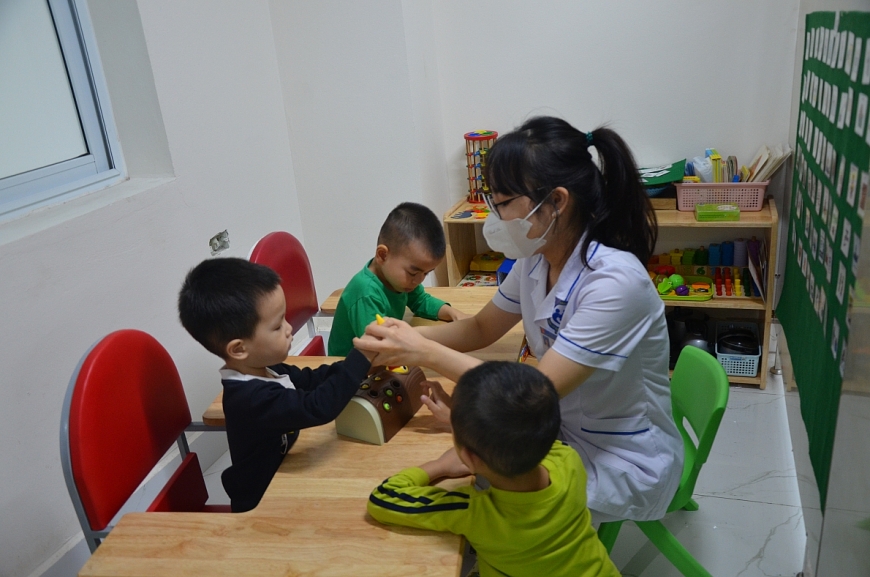 Điều trị, chăm sóc các cháu tự kỷ tại bệnh viện Lão khoa -Phục hồi chức năng tỉnh Quảng Ninh.