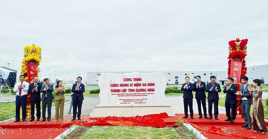Các đại biểu gắn biển công trình chào mừng 60 năm Ngày thành lập tỉnh cho Dự án công nghệ tế bào quang điện Jinko Solar PV Việt Nam tại Khu công nghiệp Sông Khoai, TX Quảng Yên.