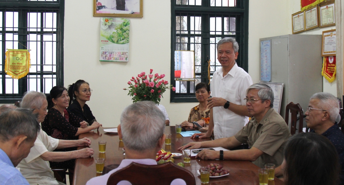 Phó Chủ tịch Phan Văn Hùng phát biểu tại buổi trao quà NCT tiêu biểu của phường Yên Hòa, quận Cầu Giấy, TP Hà Nội.