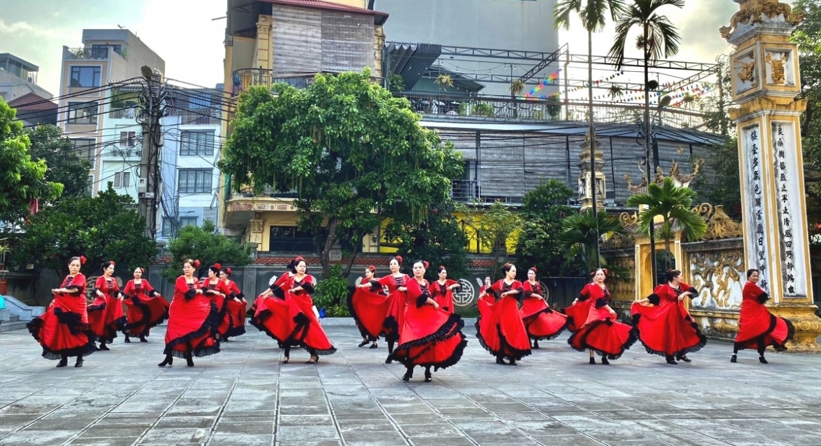 NCT phường Yên Hòa với bài khiêu vũ hiện đại