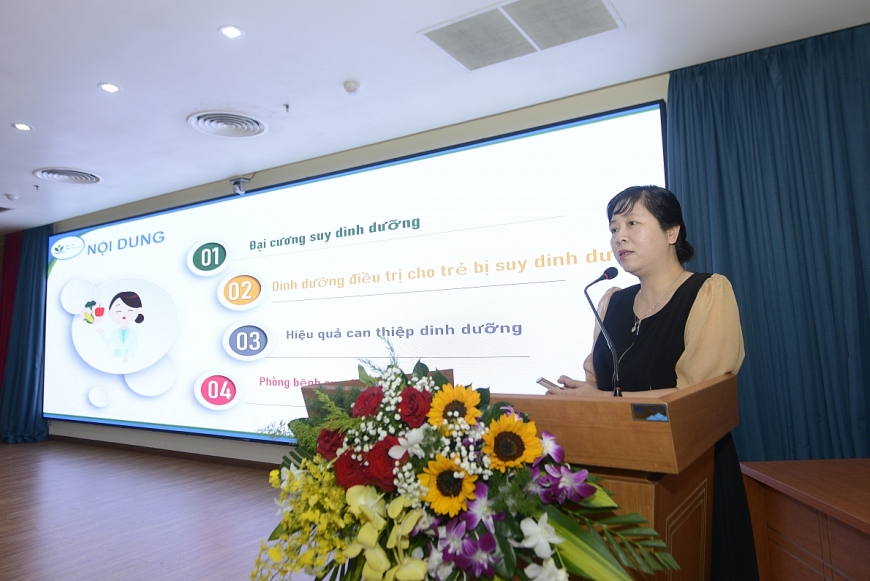 TS.BS. Lưu Thị Mỹ Thục – Trưởng khoa Dinh dưỡng, Bệnh viện Nhi Trung ương - chia sẻ tại buổi tập huấn “Chăm sóc dinh dưỡng bệnh lý cho người bệnh” do Vinamilk đồng hành cùng Câu lạc bộ Điều dưỡng trưởng Việt Nam tổ chức tại TPHCM hôm 21/10