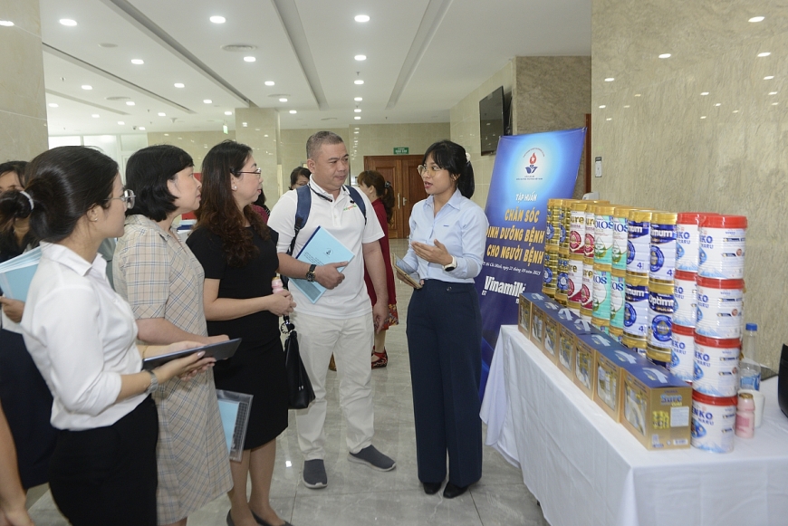 Đại diện Vinamilk chia sẻ về kết quả nghiên cứu lâm sàng của sản phẩm Vinamilk Sure Prevent Gold trên các bệnh nhân của Bệnh viện Chợ Rẫy
