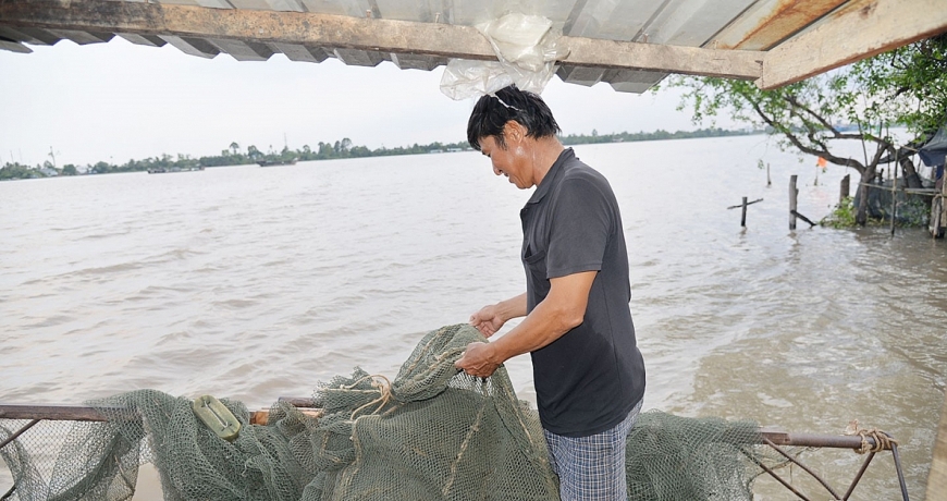 Chú Vũ dọn đồ nghề sau một chuyến ra sông. 