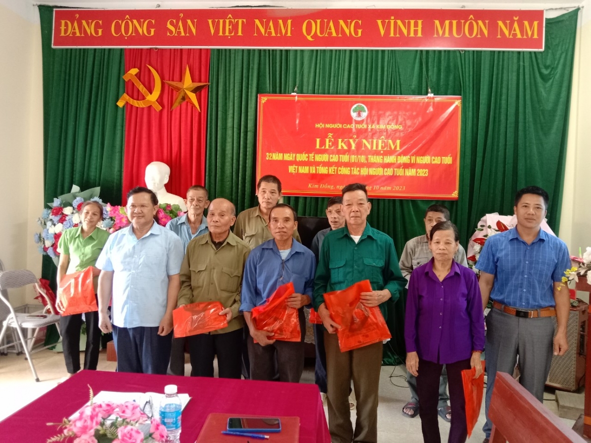 Tặng quà NCT hoàn cảnh khó khăn huyện Tràng Định nhân Tháng hành động vì NCT Việt Nam năm 2023