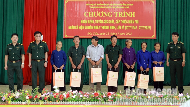 Hội NCT huyện Tràng Định phối hợp với Bộ đội Biên phòng tặng quà NCT hoàn cảnh khó khăn