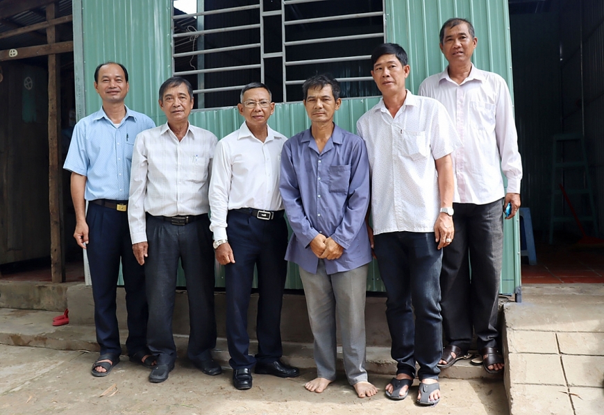 Doanh nghiệp, nhà hảo tâm trao nhà cho hộ nghèo.