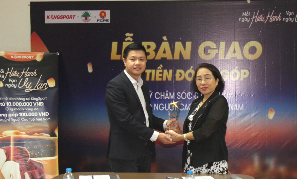 Bà Nguyễn Thị Đức trao Kỉ niệm chương của Quỹ cho đại diện King Sport