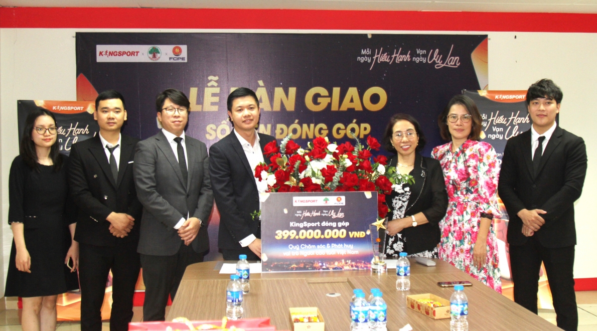 Các đại biểu chụp ảnh lưu niệm