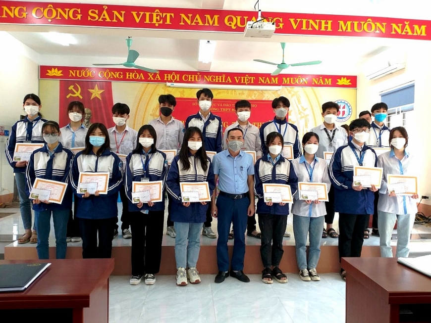  Ban Khuyến học trường THPT Hạ Hòa khen thưởng học sinh có thành tích xuất sắc.