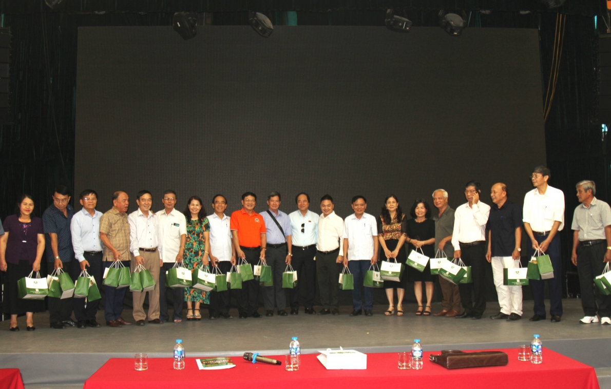 Đại diện Công ty CP Dinh dưỡng Quốc tế Việt Mỹ tặng quà diễn viên nam, nữ cao tuổi nhất của các đoàn tham gia Liên hoan