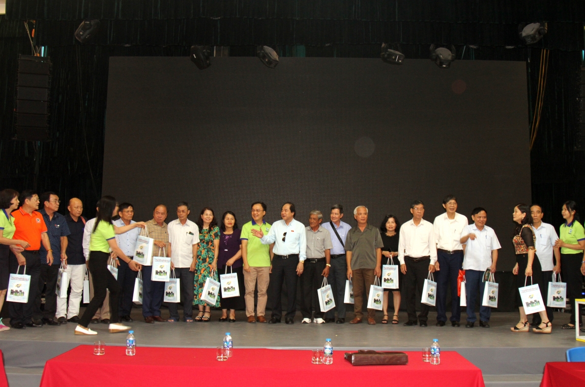 Doanh nghiệp tặng quà NCT tham gia Liên hoan