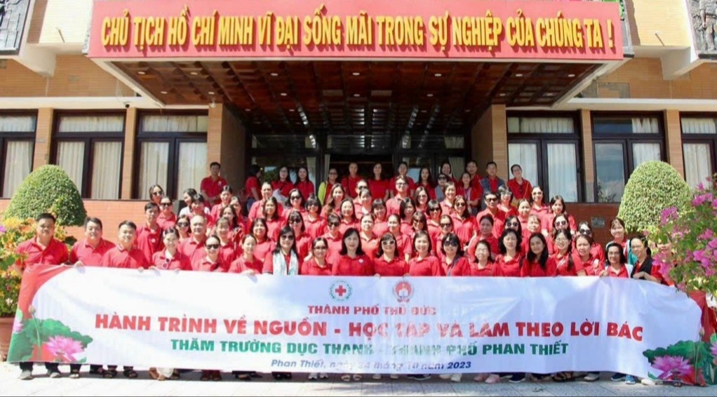 TP. Hồ Chí Minh: Hành trình về nguồn dâng hương, hoa tại trường Dục Thanh