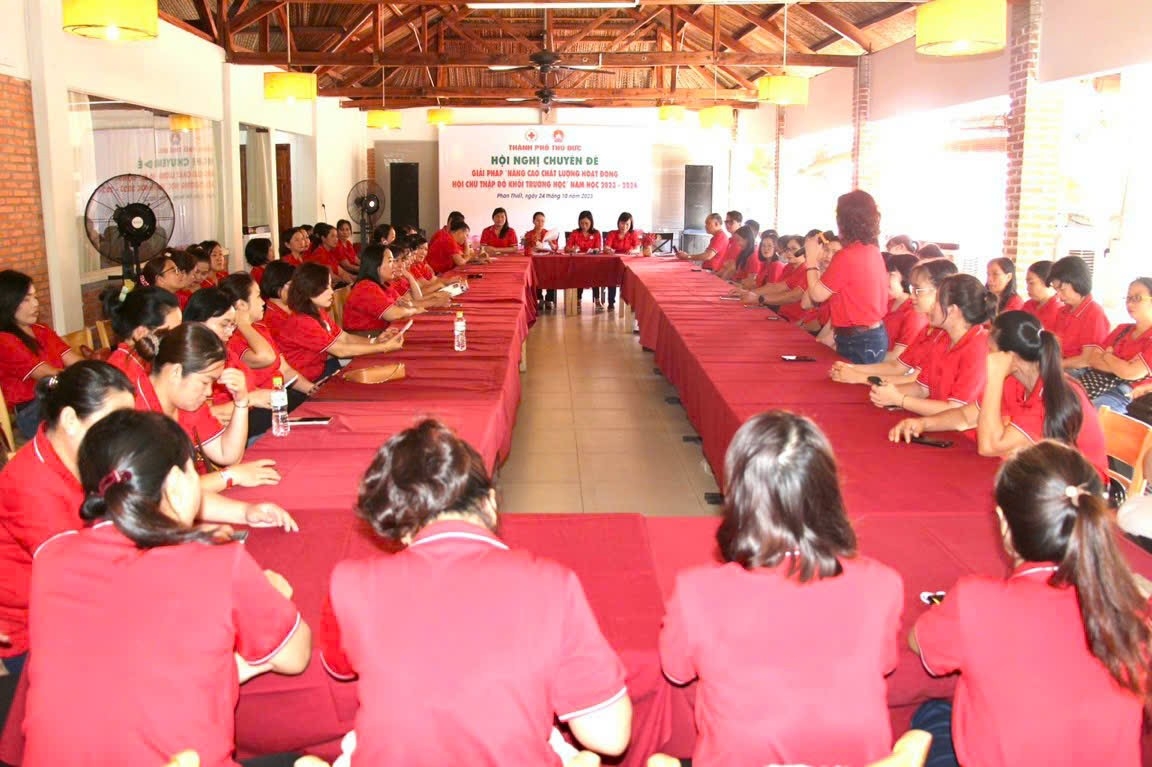 TP. Hồ Chí Minh: Hành trình về nguồn dâng hương, hoa tại trường Dục Thanh