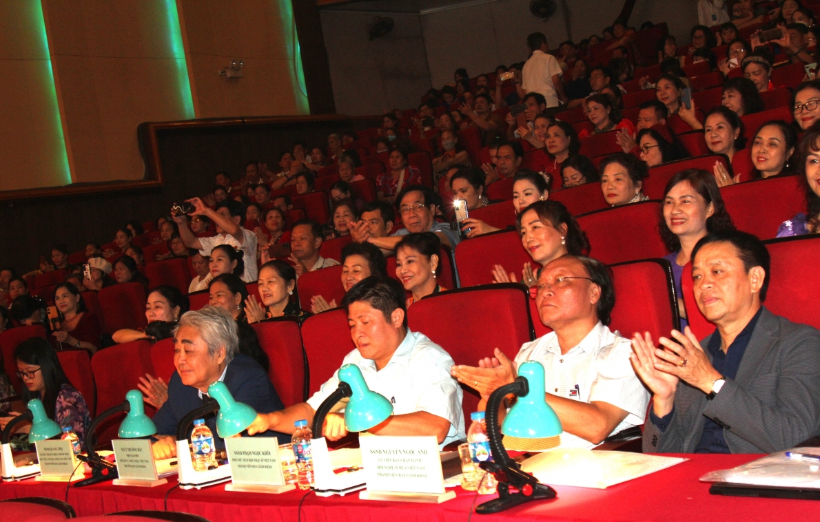 Ban Giám khảo là các nghệ sĩ chuyên nghiệp