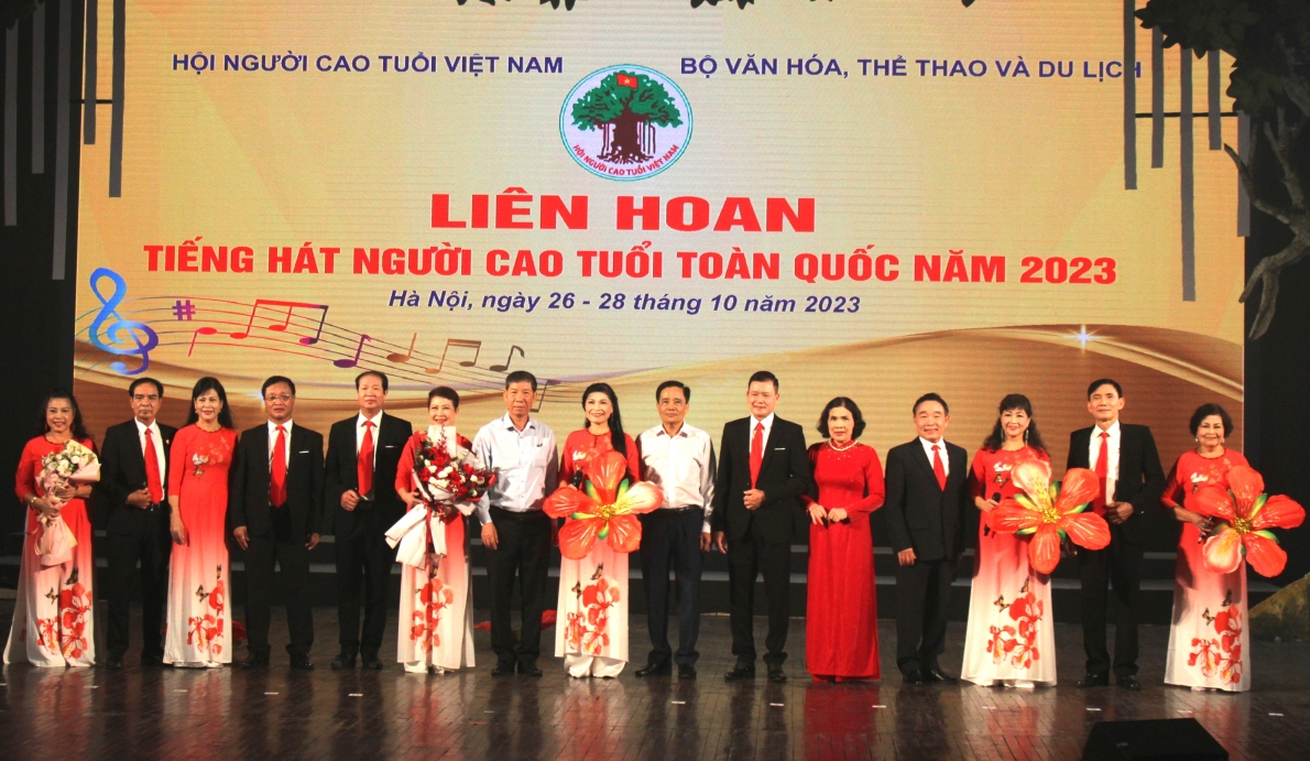 Lãnh đạo Đoàn Hải Phòng tặng hoa diễn viên sau khi hoàn thành chương trình biểu diễn