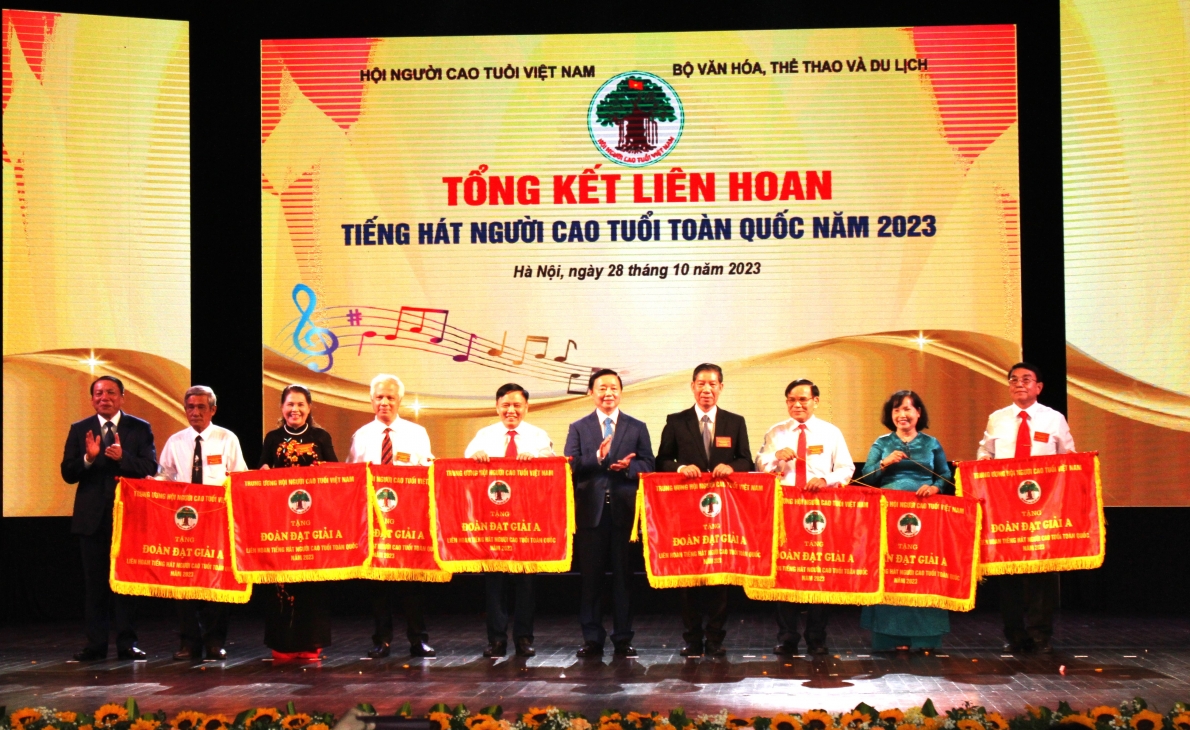 Phó Thủ tướng Trần Hồng Hà và Bộ trưởng Nguyễn Văn Hùng trao giải A toàn đoàn cho các đơn vị xuất sắc