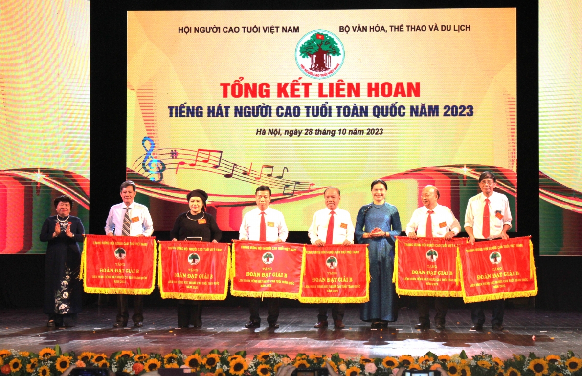 Trao giải B toàn đoàn cho các đơn vị xuất sắc