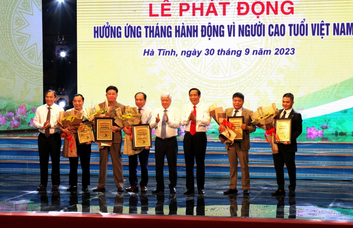 Công ty CP Dinh dưỡng Quốc tế Việt Mỹ (ngoài cùng bên phải) được vinh danh