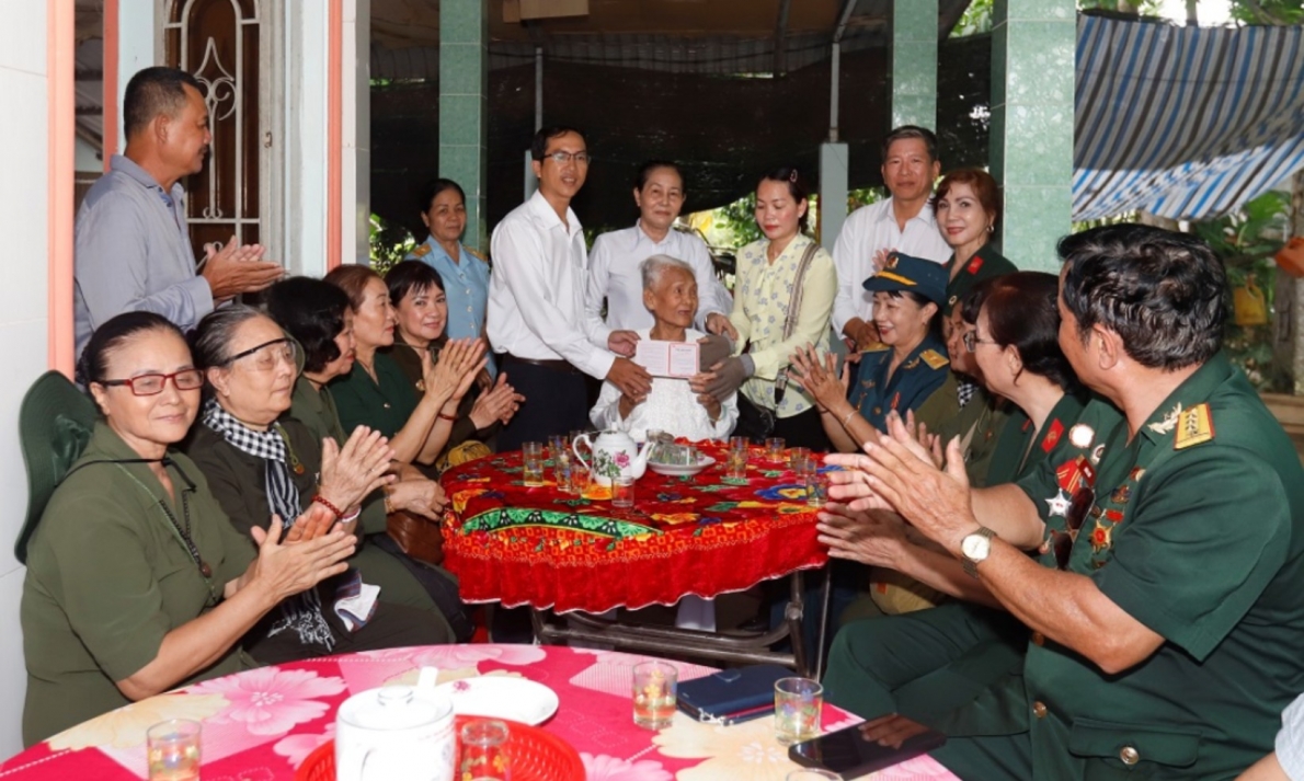 Tiền Giang: Trao tặng 4 sổ tiết kiệm cho Mẹ Việt Nam Anh hùng