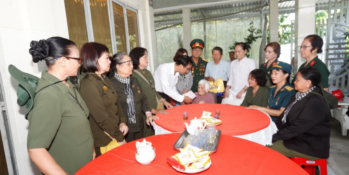 Tiền Giang: Trao tặng 4 sổ tiết kiệm cho Mẹ Việt Nam Anh hùng