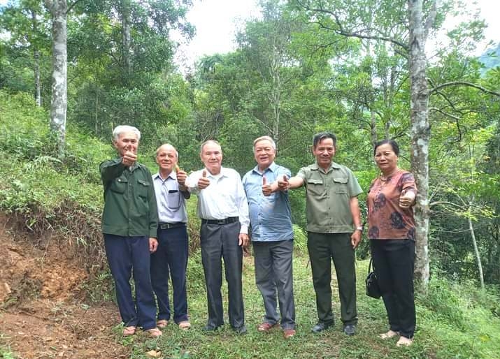 Ông Lăng Công Hoan dẫn cán bộ Hội NCT tỉnh và huyện đi thăm rừng hồi của gia đình