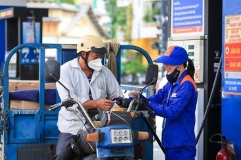 Giá xăng hôm nay tăng, giá dầu giảm