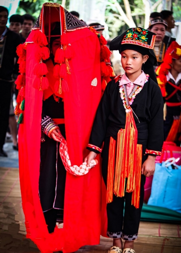 Trang phục của cô dâu người Dao (bên trái) trong lễ cưới.