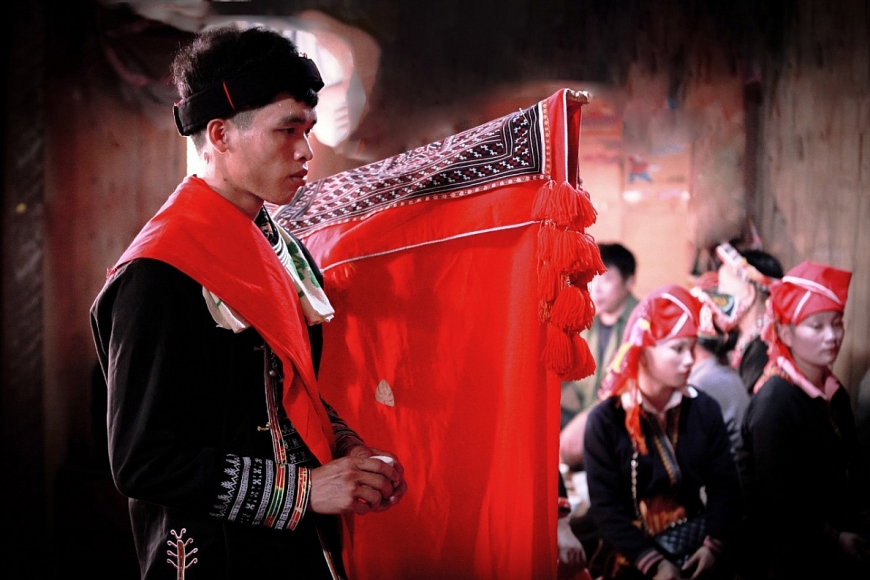 Thầy mo thực hiện các nghi lễ trong lễ cưới.