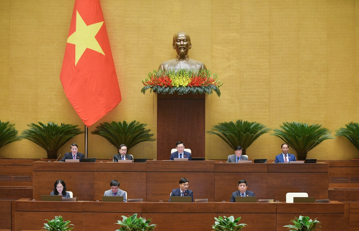 Bộ trưởng Bộ Y tế Đào Hồng Lan  giải trình, làm rõ các ý kiến của đại biểu Quốc hội