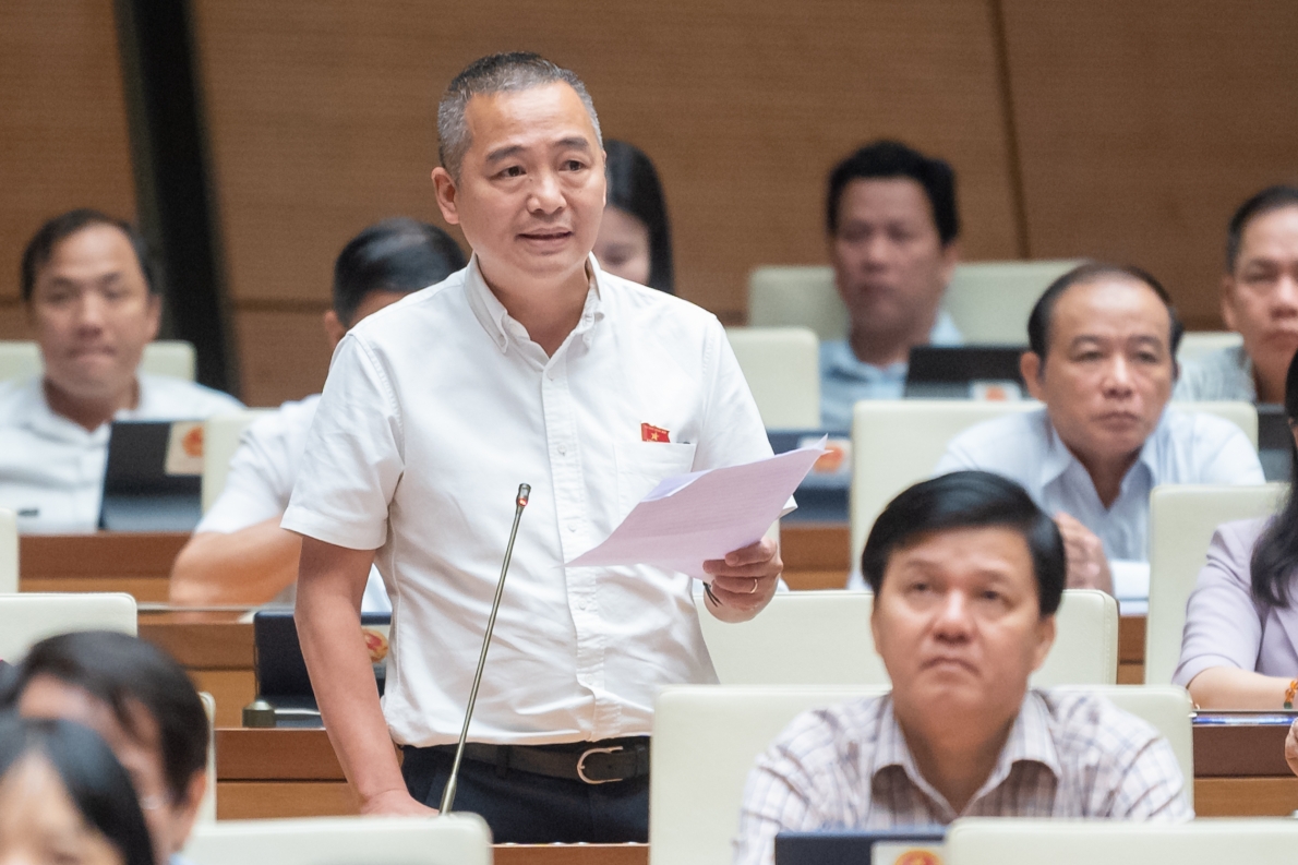 Bộ trưởng Bộ Y tế Đào Hồng Lan  giải trình, làm rõ các ý kiến của đại biểu Quốc hội