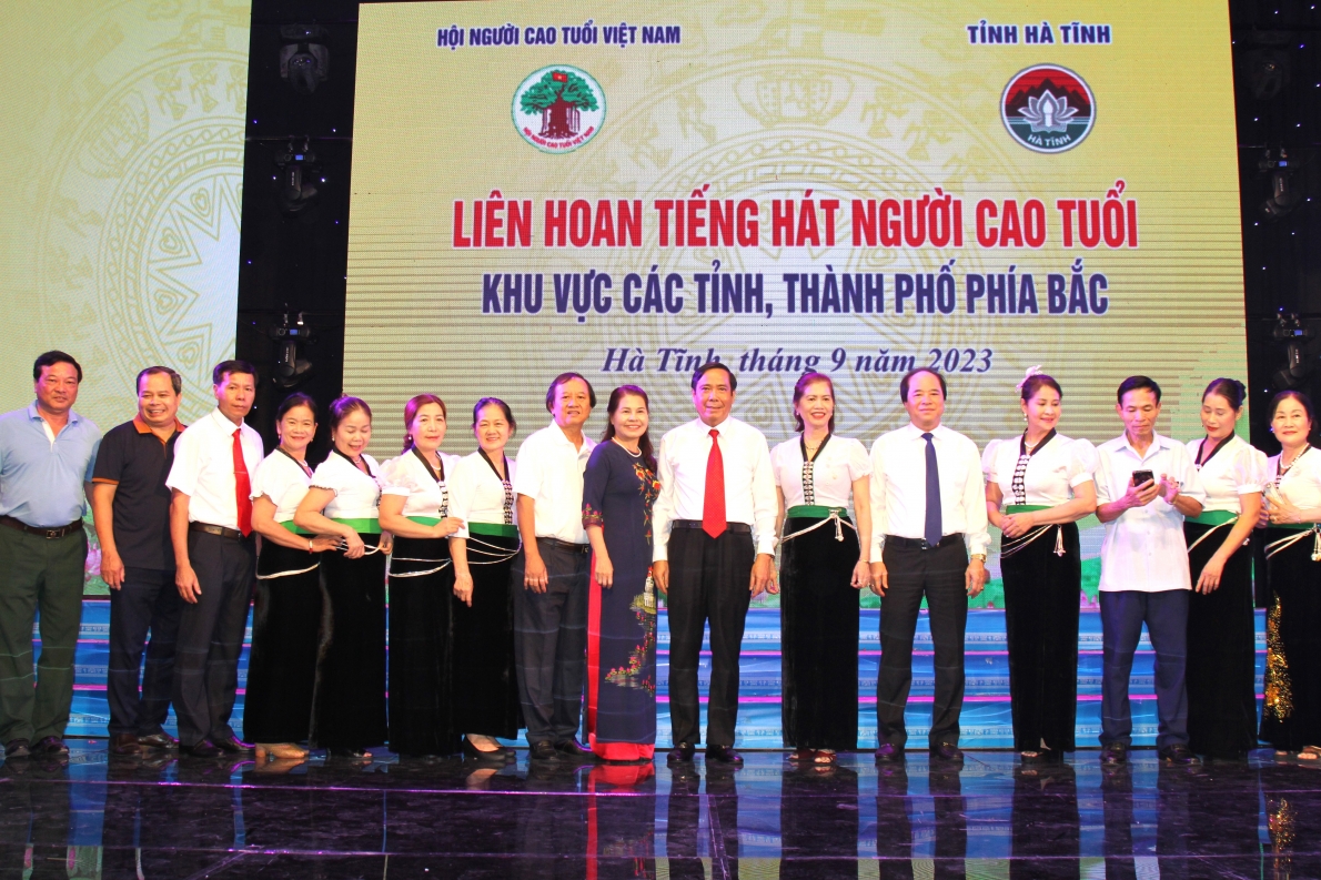 Các đại biểu chụp ảnh lưu niệm với Đoàn Điện Biên