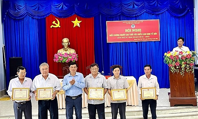 Ông Nguyễn Hoàng Xuyên, Chủ tịch HĐND huyện tặng Giấy khen cho NCT có thành tích tiêu biểu làm kinh tế giỏi giai đoạn 2018 -2023.