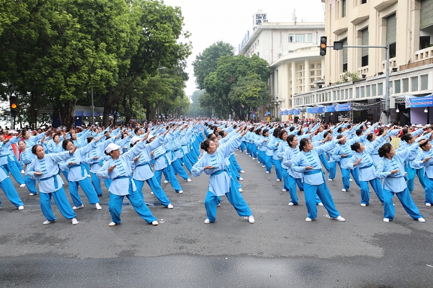 Hoạt động thể dục kết hợp với dinh dưỡng sẽ đem lại sức khỏe tốt cho người cao tuổi