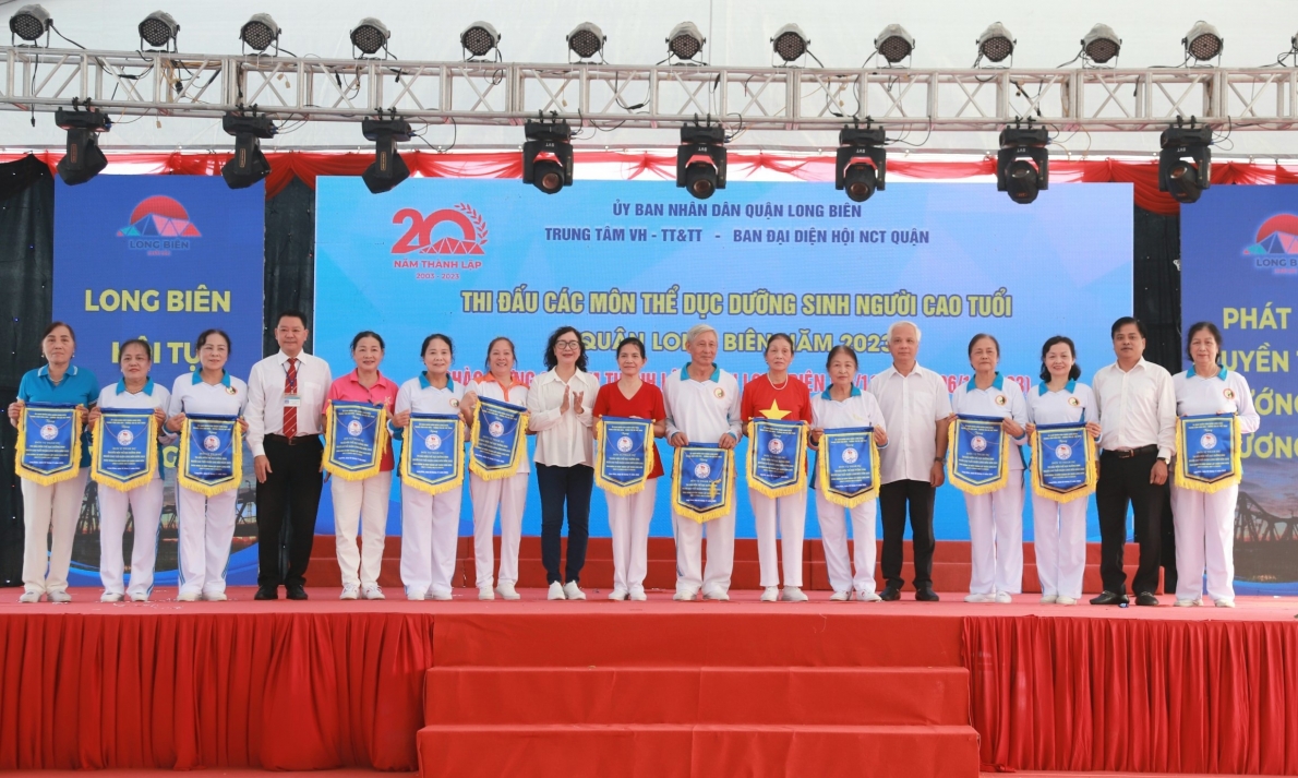 Sôi nổi tranh tài các môn thể dục dưỡng sinh người cao tuổi