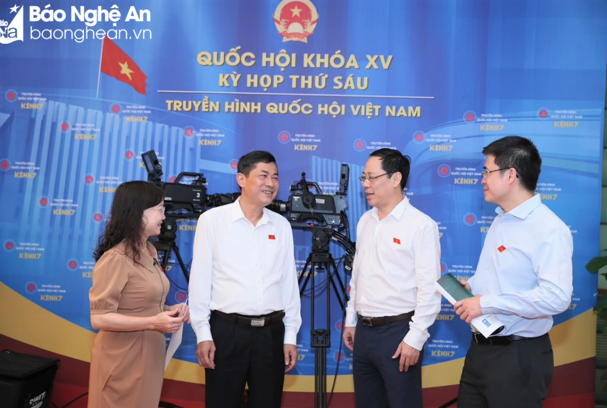 Các đại biểu Quốc hội đoàn Nghệ An trao đổi bên lề phiên thảo luận chiều 1/11 trong chương trình Kỳ họp thứ 6, Quốc hội khóa XV. 