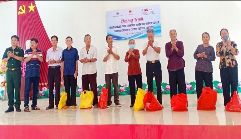 Tặng quà NCT nghèo, hoàn cảnh khó khăn huyện Ea H'leo, tỉnh Đắk Lắk