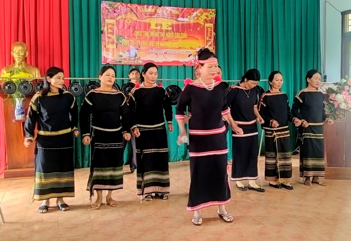 Tiết mục văn nghệ của NCT huyện Ea H'leo, tỉnh Đắk Lắk