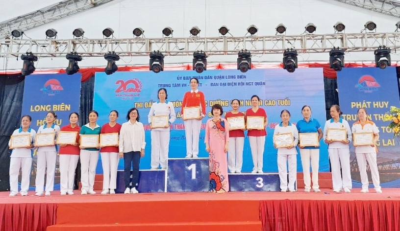Sôi nổi các môn thi đấu thể dục dưỡng sinh người cao tuổi