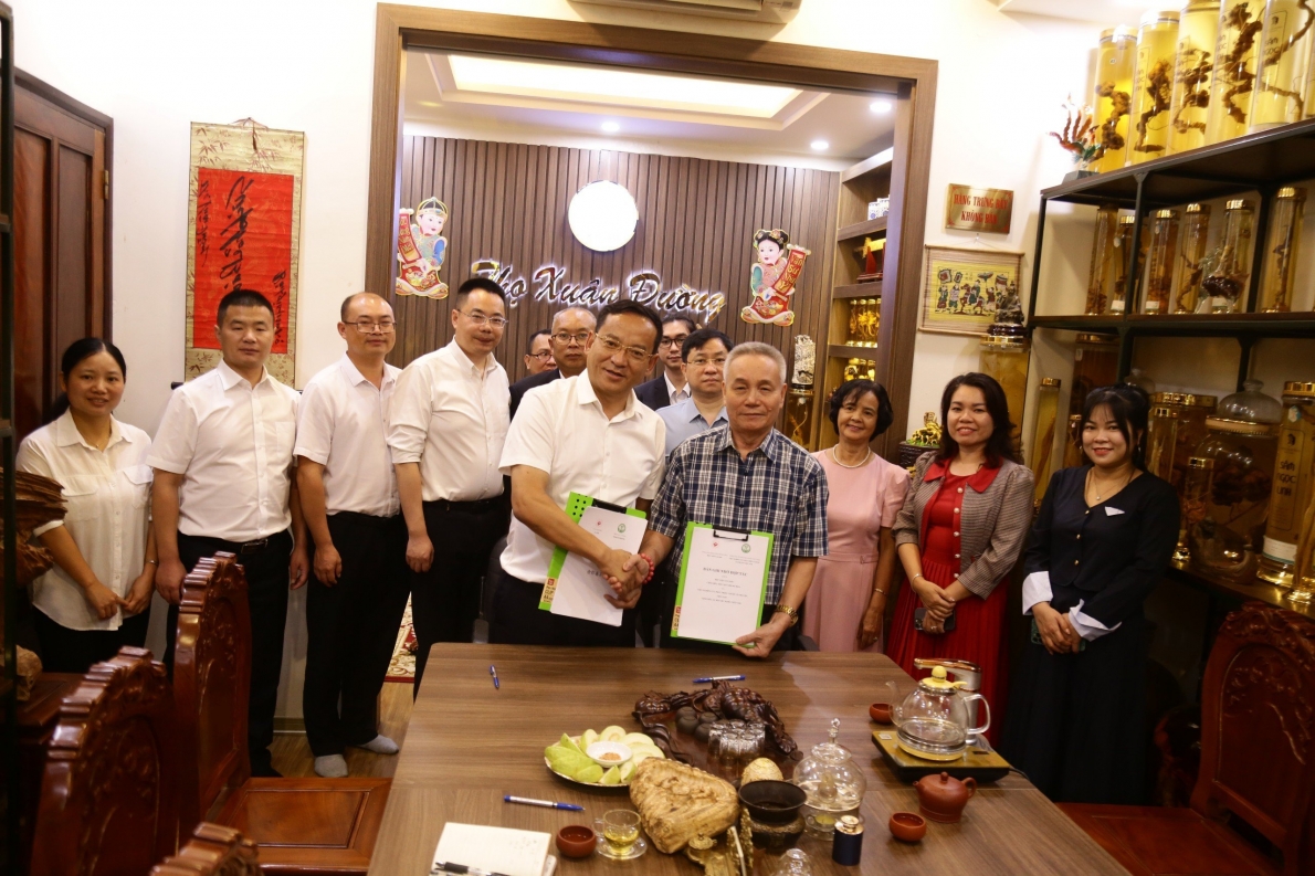 Ông Quế Chính Hoa - Bí thư Đảng uỷ Học Viện Văn Sơn và PGS. TS Hồ Bá Do - Viện trưởng Viện Nghiên cứu Phát triển Y dược cổ truyền Việt Nam