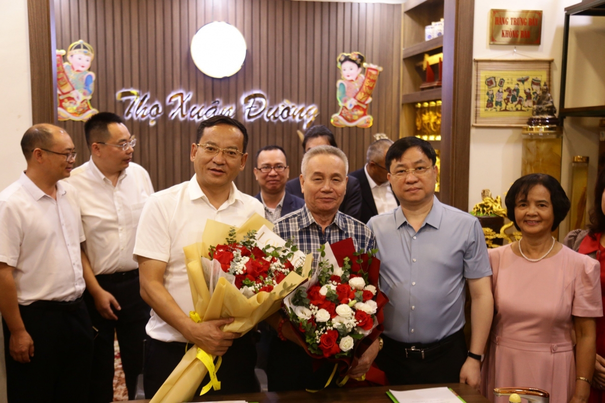 Chủ tịch Viện Ngiên cứu Phát triển Y dược cổ truyền Việt Nam Phùng Tuấn Giang tặng hoa chúc mừng