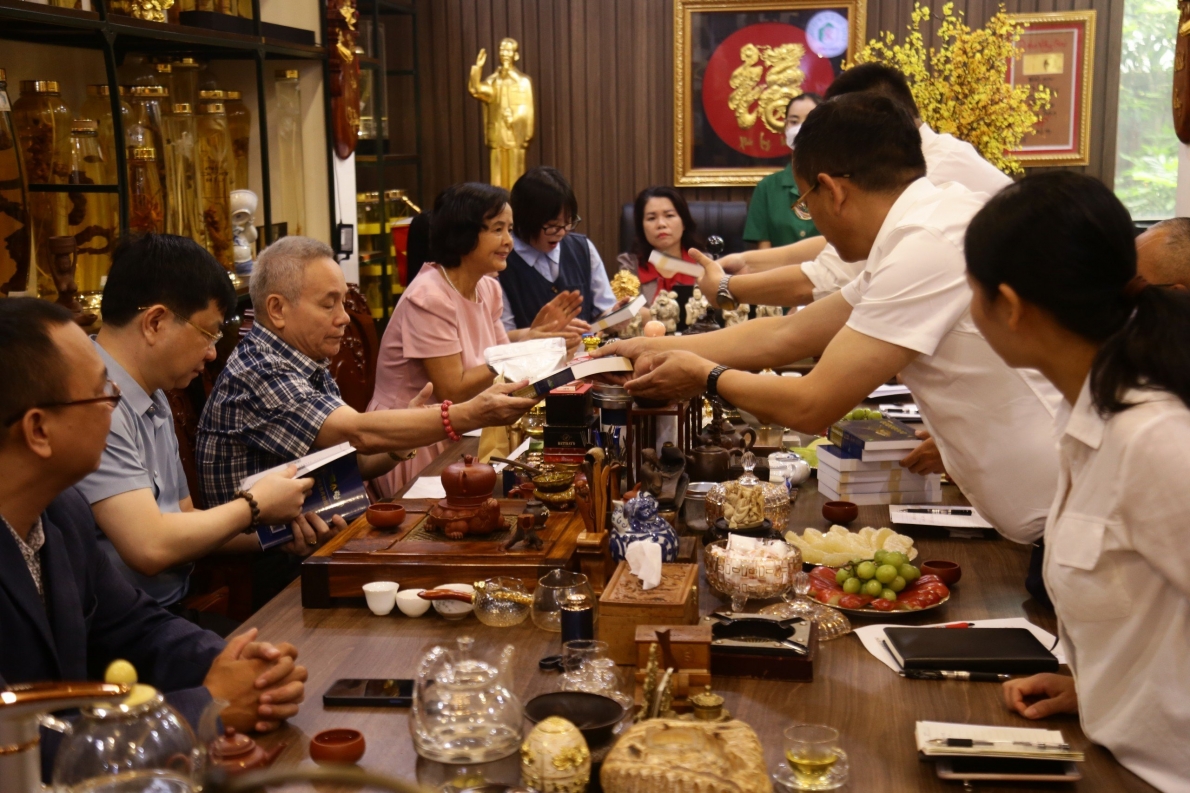 Hai bên tặng sách dược liệu cho nhau